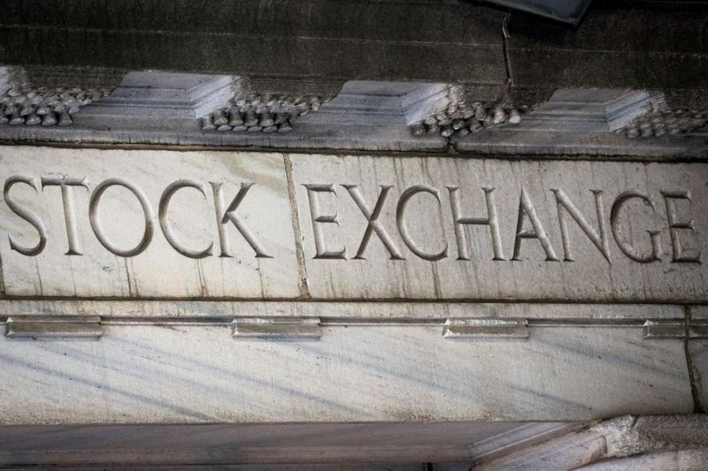 Wall St recua após S&P 500 tocar máxima recorde; foco segue em reunião do Fed Wall St recua após S&P 500 tocar máxima recorde; foco segue em reunião do Fed