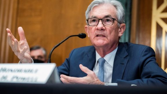 Jerome Powell toma posse para segundo mandato de quatro anos à frente do Fed