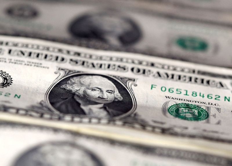 Dólar sai de máximas ante real com fraqueza da moeda no exterior; inflação doméstica fica no radar