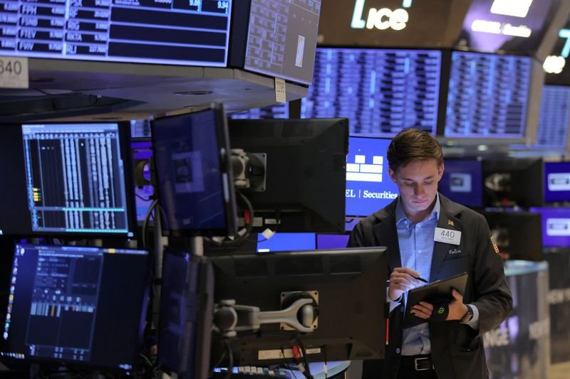 Wall St salta com varejistas melhorando perspectivas e alívio em temor sobre Fed Wall St salta com varejistas melhorando perspectivas e alívio em temor sobre Fed