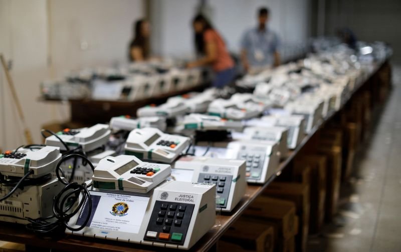 Voto impresso não é mecanismo adequado de auditoria, dizem Barroso e ex-presidentes do TSE Voto impresso não é mecanismo adequado de auditoria, dizem Barroso e ex-presidentes do TSE