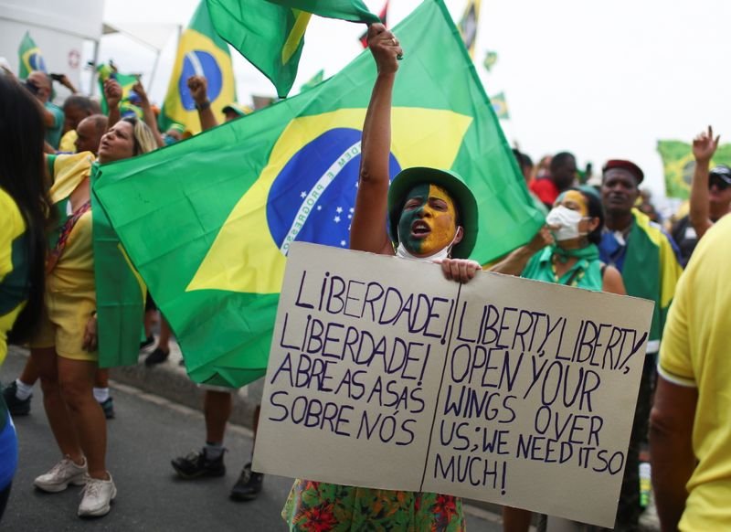 Ato pró-Bolsonaro ocupa Copacabana; manifestantes contrários protestam no centro do Rio 2 tagreuters.com2021binary_LYNXMPEH860PN-BASEIMAGE