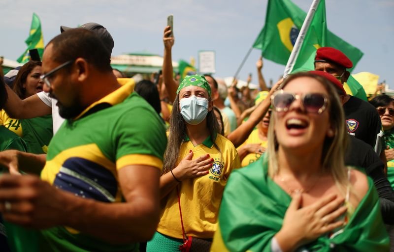 Ato pró-Bolsonaro ocupa Copacabana; manifestantes contrários protestam no centro do Rio 1 tagreuters.com2021binary_LYNXMPEH860PO-BASEIMAGE