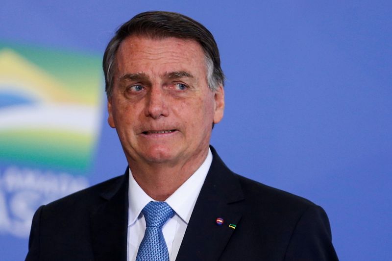 Acuado, isolado e se ‘borrando’ todo, Bolsonaro agora fala mansinho