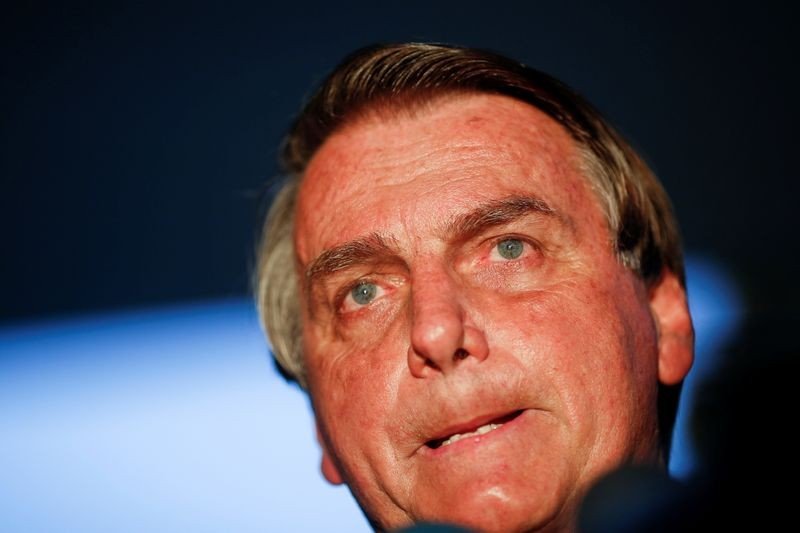 Bolsonaro avisa que vetará quarentena eleitoral a policiais, juízes e militares Bolsonaro avisa que vetará quarentena eleitoral a policiais, juízes e militares