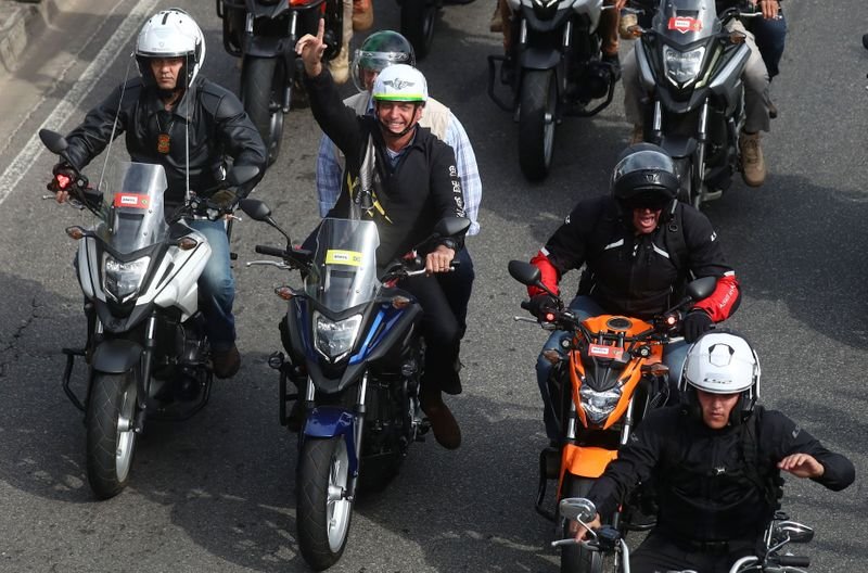 Bolsonaro participa de “motociata” no Rio e reitera que pode tomar medidas para garantir direitos Bolsonaro participa de “motociata” no Rio e reitera que pode tomar medidas para garantir direitos