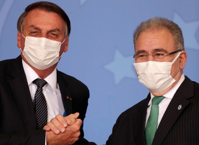 Ministro que suspendeu vacinação de crianças contrai Covid ao lado do mito negacionista Ministro que suspendeu vacinação de crianças contrai Covid ao lado do mito negacionista