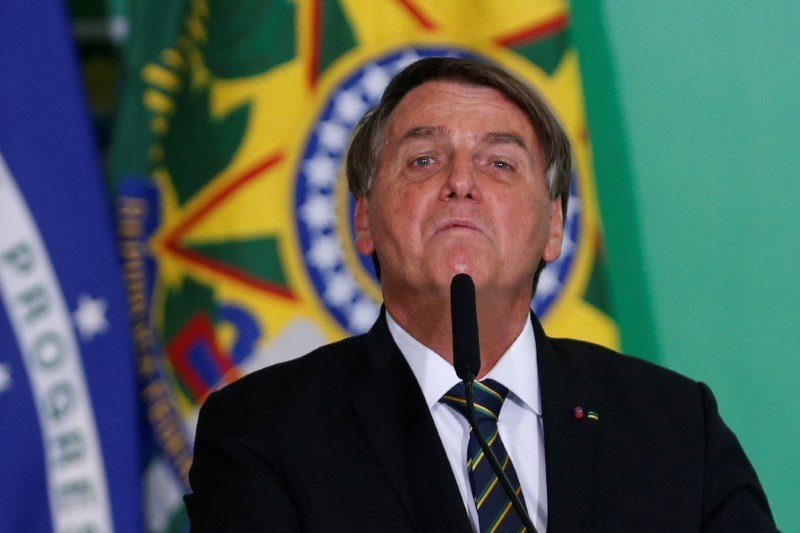 Arma é segurança, é vida e não mata, diz Bolsonaro Arma é segurança, é vida e não mata, diz Bolsonaro
