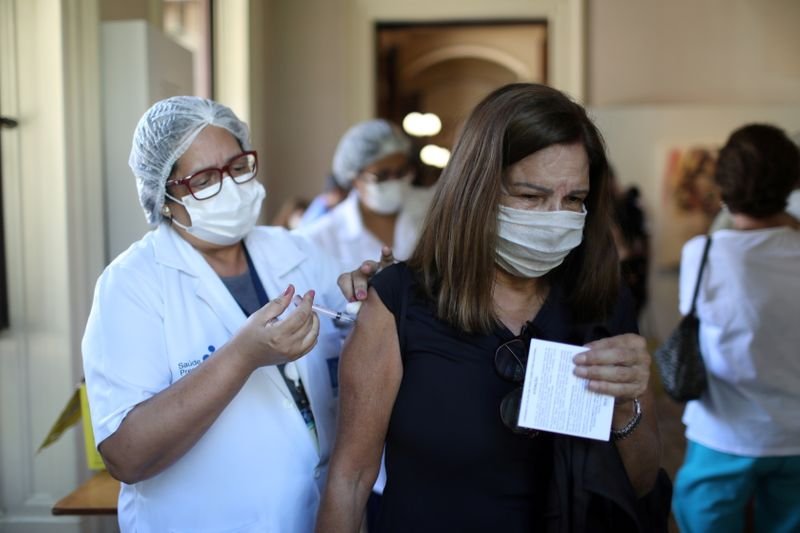 Rio vacinará todos os adultos com 1ª dose contra Covid até 31 de agosto, diz Paes Rio vacinará todos os adultos com 1ª dose contra Covid até 31 de agosto, diz Paes