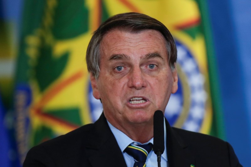 Bolsonaro diz que não passará faixa presidencial caso suspeite de fraude em eleições