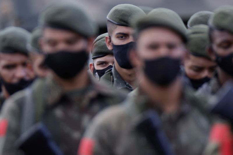 Exército do Brasil determina a militares se vacinar, usar máscaras e não divulgar notícias falsas sobre Covid