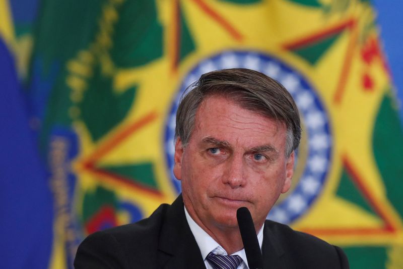 Bolsonaro edita decreto que concede graça e perdoa os crimes de Daniel Silveira
