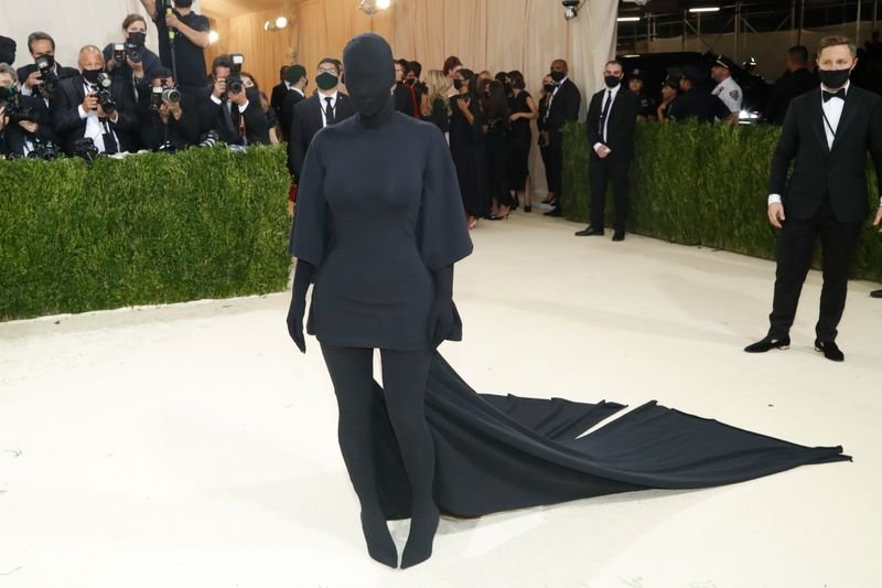 Lil Nas X usa armadura dourada e Kim Kardashian vai toda de preto ao Met Gala Lil Nas X usa armadura dourada e Kim Kardashian vai toda de preto ao Met Gala