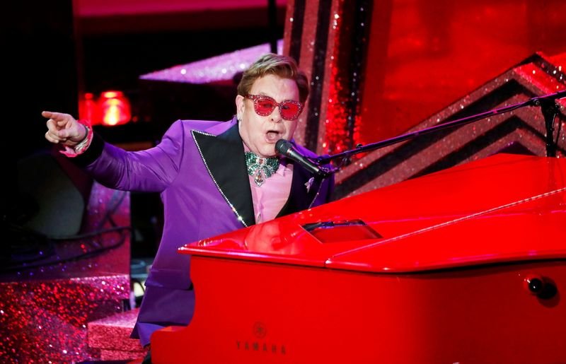 Elton John adia turnê europeia devido a dor no quadril Elton John adia turnê europeia devido a dor no quadril