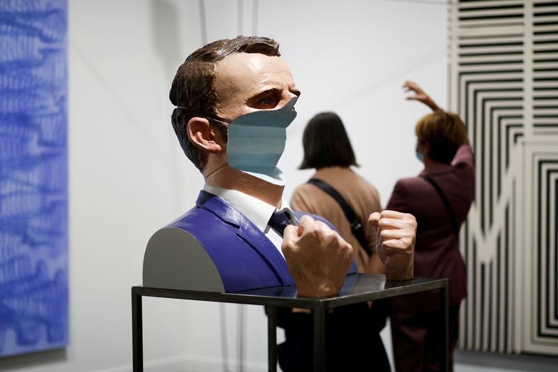 Feira de Arte de Paris volta aos negócios após interrupção pela Covid Feira de Arte de Paris volta aos negócios após interrupção pela Covid
