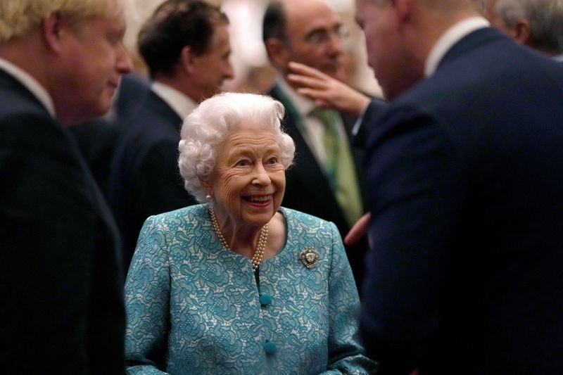 Rainha Elizabeth descansa em casa após 1ª noite no hospital em anos Rainha Elizabeth descansa em casa após 1ª noite no hospital em anos