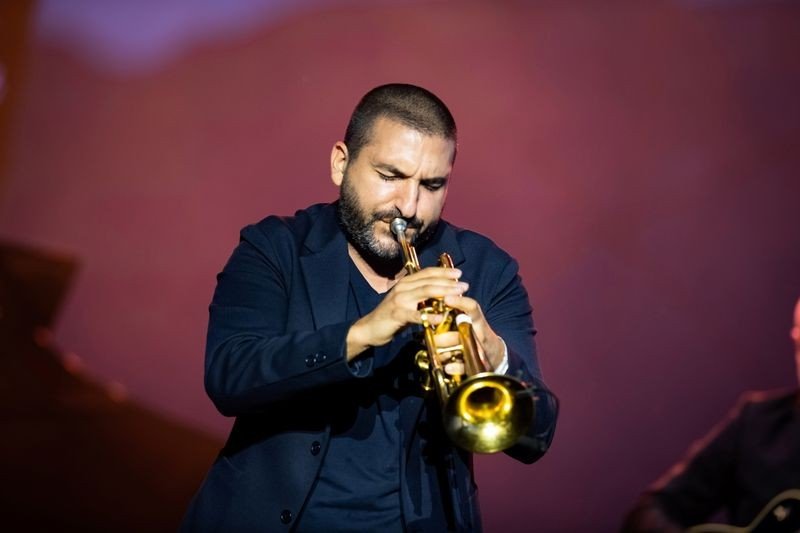 Alpes suíços e veleiros são decoração “mágica” para Ibrahim Maalouf no Festival de Jazz de Montreux Alpes suíços e veleiros são decoração “mágica” para Ibrahim Maalouf no Festival de Jazz de Montreux