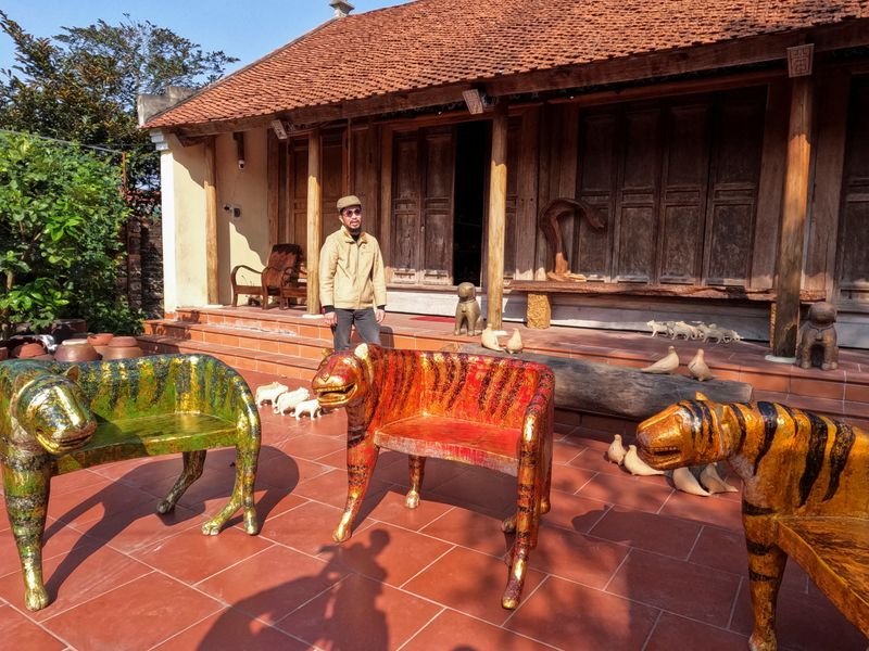 Artista vietnamita marca Ano Novo Lunar com centenas de tigres esculpidos Artista vietnamita marca Ano Novo Lunar com centenas de tigres esculpidos