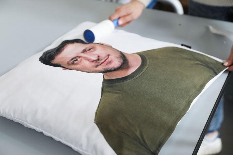 Designer tcheco faz 'travesseiros Zelensky' para ajudar a Ucrânia Designer tcheco faz 'travesseiros Zelensky' para ajudar a Ucrânia