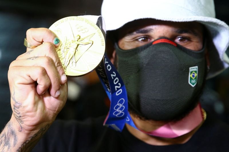 Ítalo Ferreira volta ao Brasil com medalha de ouro e já quer surfar Ítalo Ferreira volta ao Brasil com medalha de ouro e já quer surfar