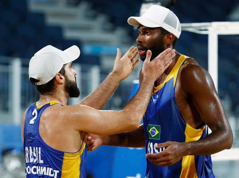 Bruno Schmidt e Evandro vencem dupla polonesa e vão às oitavas do vôlei de praia Bruno Schmidt e Evandro vencem dupla polonesa e vão às oitavas do vôlei de praia