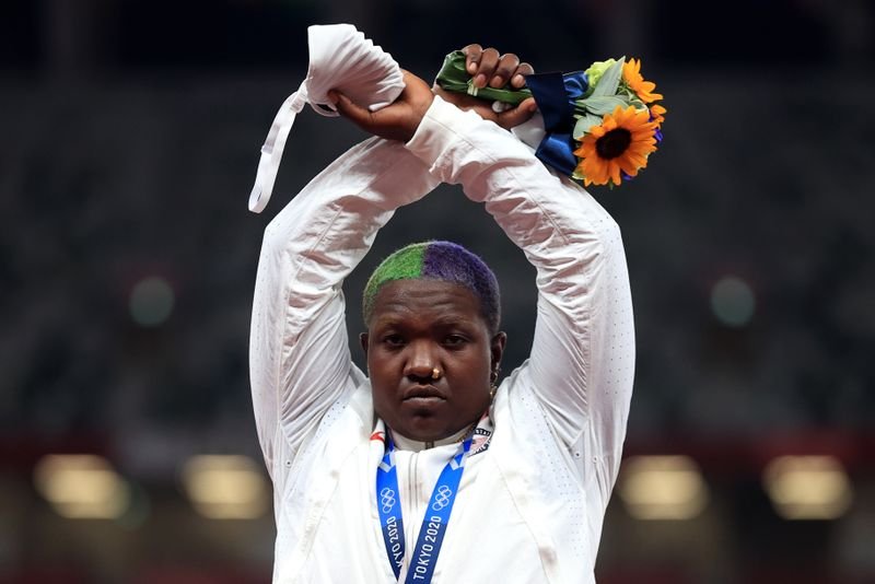 Medalhista anuncia morte da mãe dois dias depois de protesto marcante no pódio em Tóquio Medalhista anuncia morte da mãe dois dias depois de protesto marcante no pódio em Tóquio