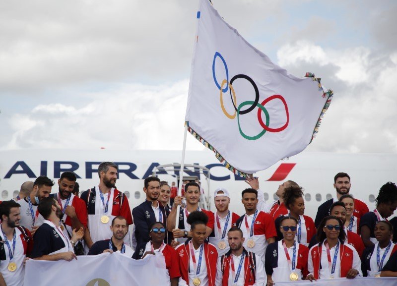França recebe bandeira olímpica e promete “Jogos para as pessoas” em 2024 França recebe bandeira olímpica e promete “Jogos para as pessoas” em 2024