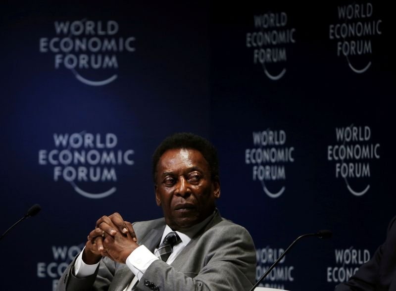 Pelé recebe alta da UTI e é transferido para quarto de hospital em SP Pelé recebe alta da UTI e é transferido para quarto de hospital em SP