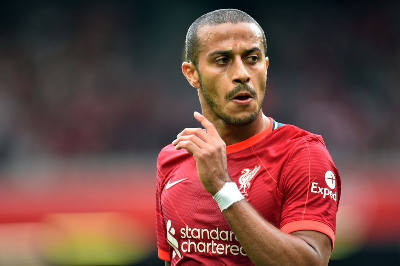 Lesão na panturrilha afasta Thiago de próximos dois jogos do Liverpool Lesão na panturrilha afasta Thiago de próximos dois jogos do Liverpool
