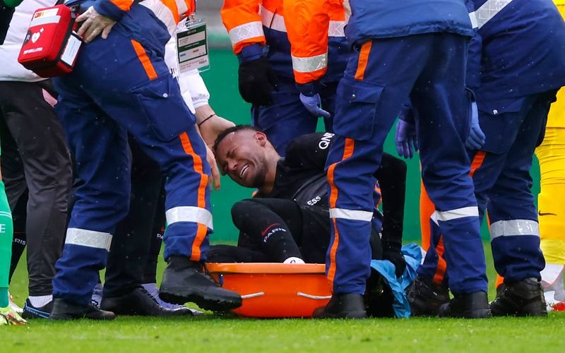 Neymar desfalcará PSG por até oito semanas após lesão no tornozelo Neymar desfalcará PSG por até oito semanas após lesão no tornozelo