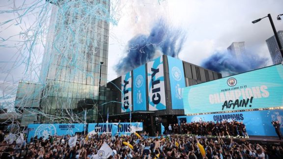 Manchester City pinta cidade de azul com desfile aberto da equipe campeã