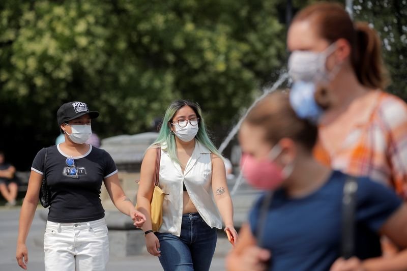 EUA recomendam que pessoas vacinadas voltem a usar máscara em locais fechados EUA recomendam que pessoas vacinadas voltem a usar máscara em locais fechados