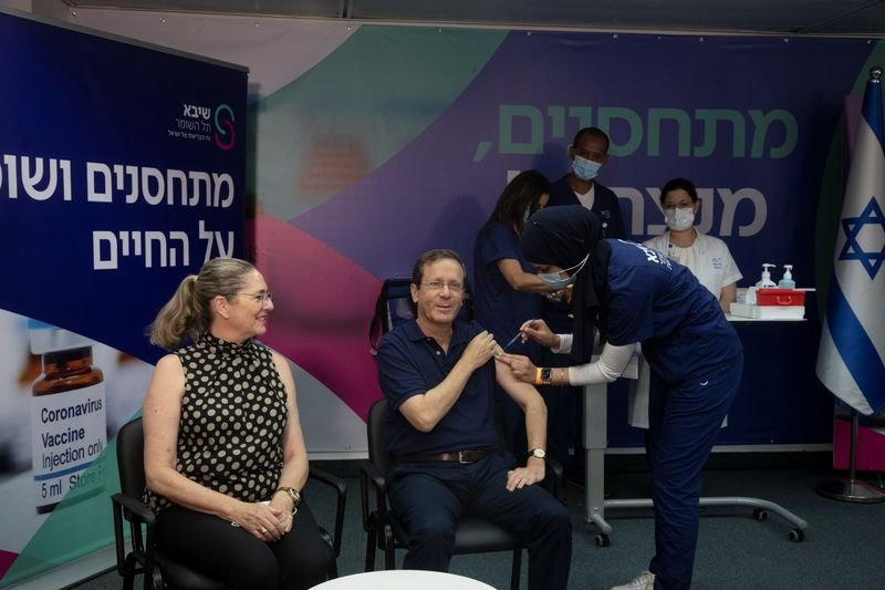 Presidente de Israel recebe 3ª dose de vacina e defende reforço a pessoas com mais de 60 anos Presidente de Israel recebe 3ª dose de vacina e defende reforço a pessoas com mais de 60 anos