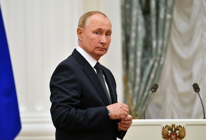 Putin se isola após casos de Covid em seu entorno Putin se isola após casos de Covid em seu entorno