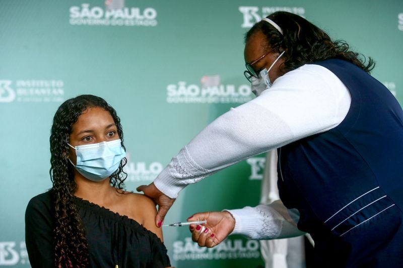 Ministério volta atrás e só recomenda vacinação para adolescentes com comorbidades Ministério volta atrás e só recomenda vacinação para adolescentes com comorbidades