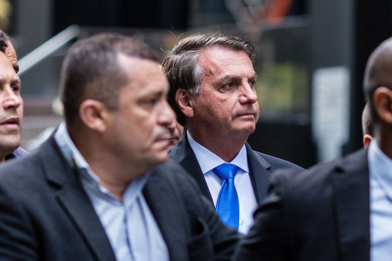 Bolsonaro é alvo de protestos em NY, Queiroga mostra dedo médio a manifestantes Bolsonaro é alvo de protestos em NY, Queiroga mostra dedo médio a manifestantes