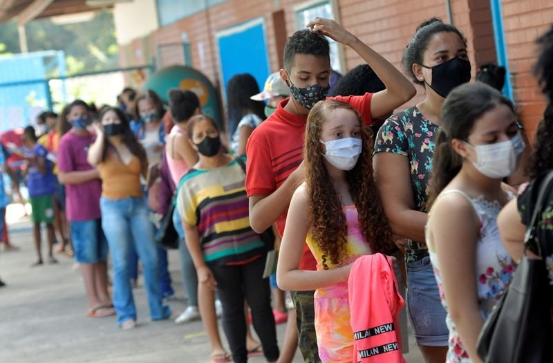 Ministério volta atrás e libera vacinação de adolescentes contra Covid Ministério volta atrás e libera vacinação de adolescentes contra Covid