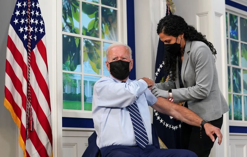 Biden recebe vacina de reforço contra Covid em meio a distribuição de doses adicionais Biden recebe vacina de reforço contra Covid em meio a distribuição de doses adicionais