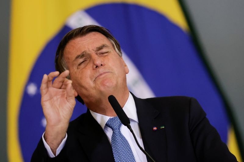 É melhor o amigão do Queiroz Jair procurando outra teta pública para mamar É melhor o amigão do Queiroz Jair procurando outra teta pública para mamar