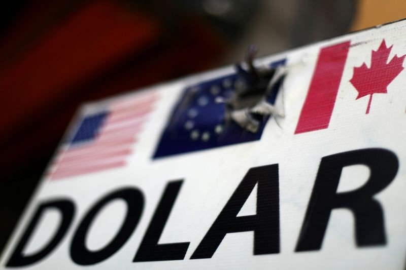 Dólar esboça alta com mercado atento a Brasília e inflação em alta Dólar esboça alta com mercado atento a Brasília e inflação em alta