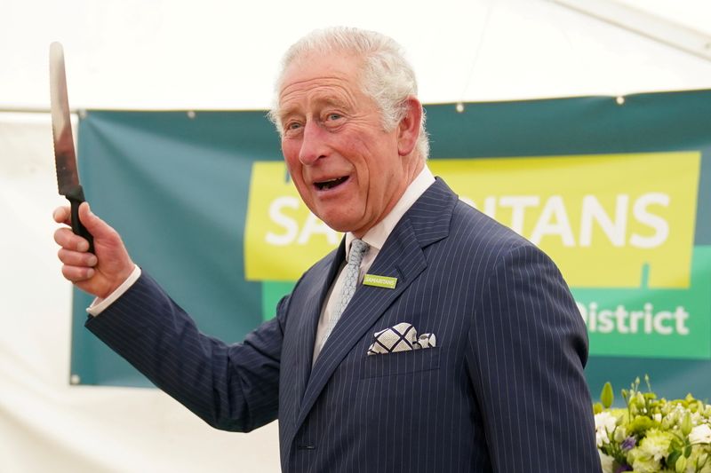 Príncipe Charles nega que tenha questionado tom de pele de filho de Harry