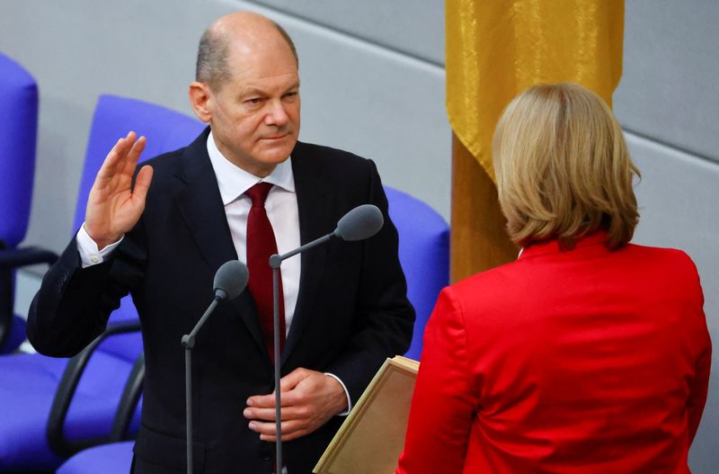 Scholz assume como chanceler alemão e encerra era Merkel
