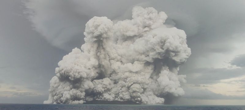 Principal ilha de Tonga sofre danos significativos após erupção vulcânica