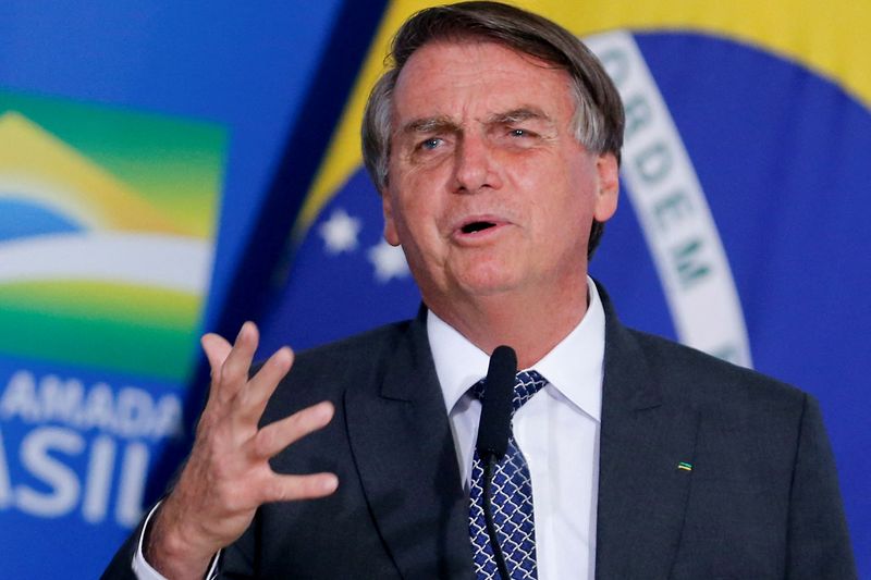 Bolsonaro diz que vai apresentar projeto para reduzir preço de combustíveis na volta do Congresso