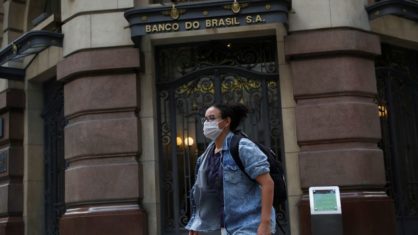 São Paulo retira máscara obrigatória em ambientes fechados