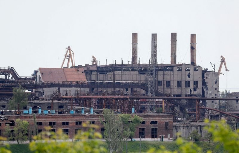 Rússia diz que 700 combatentes se renderam em Mariupol; líderes seguem escondidos Rússia diz que 700 combatentes se renderam em Mariupol; líderes seguem escondidos