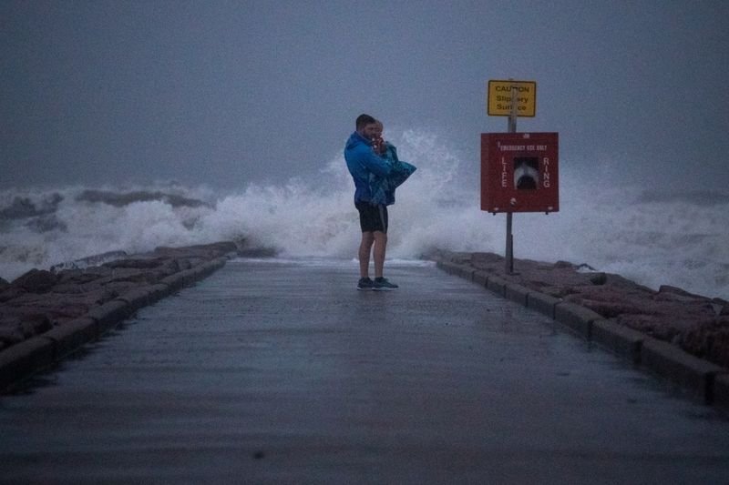 Nicholas vira tempestade tropical e leva chuva forte ao Texas e à Louisiana Nicholas vira tempestade tropical e leva chuva forte ao Texas e à Louisiana
