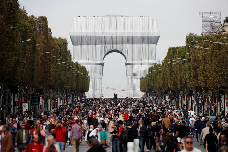 Parisienses ocupam a Champs-Elysees em dia sem carro na capital francesa Parisienses ocupam a Champs-Elysees em dia sem carro na capital francesa