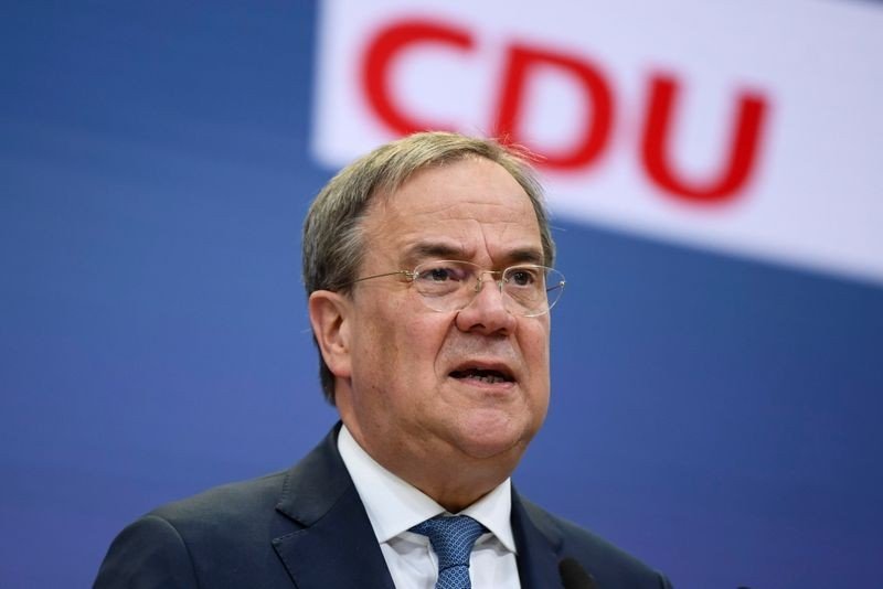 Candidato conservador ataca rival sobre economia em disputa eleitoral na Alemanha Candidato conservador ataca rival sobre economia em disputa eleitoral na Alemanha