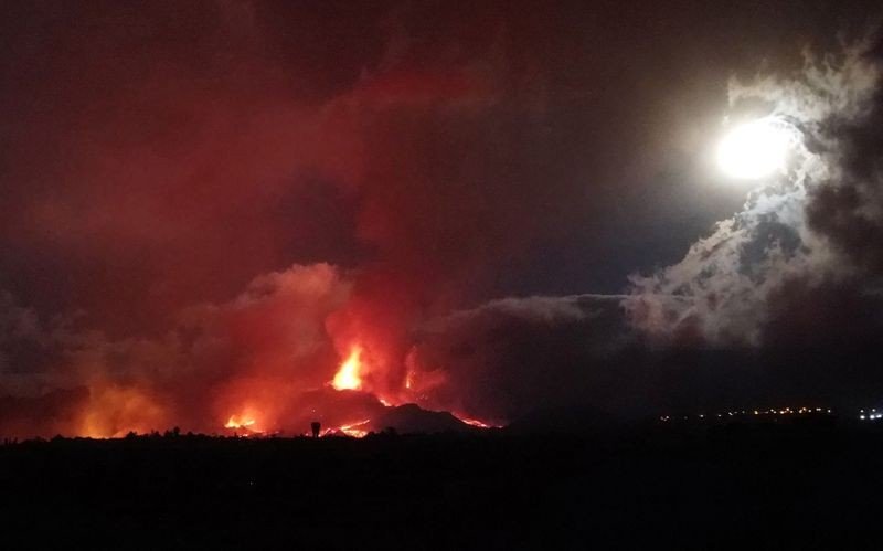 Lava de vulcão das Ilhas Canárias força mais retiradas Lava de vulcão das Ilhas Canárias força mais retiradas